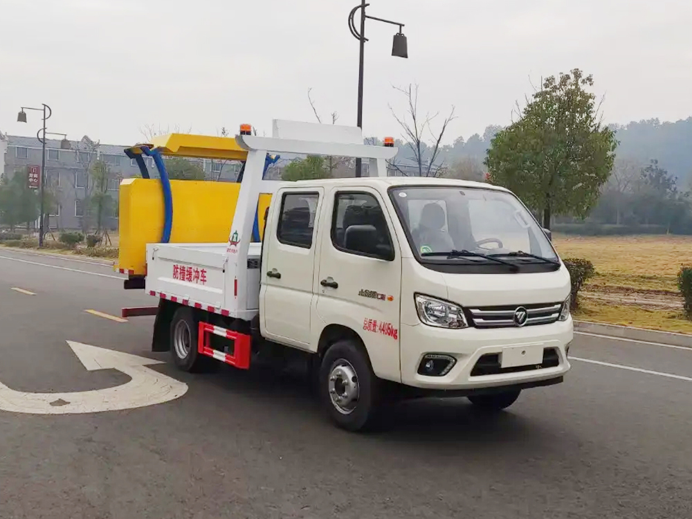 蓝牌福田双排防撞缓冲车